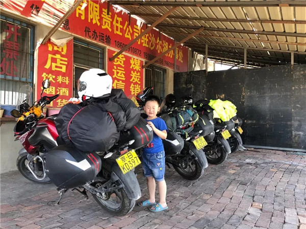 《走 一起去看》丨骑摩托穿越无人区,沙尘暴是一种什么样的体验?